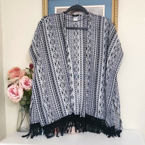 Kimono Fringe detailed Hem size Medium Petite Bohemian Cottagecore Coverup - Picture 10 of 10